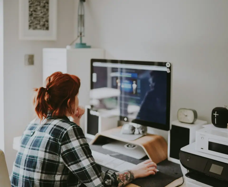 Sample profile photo: a bookkeeper at her desk